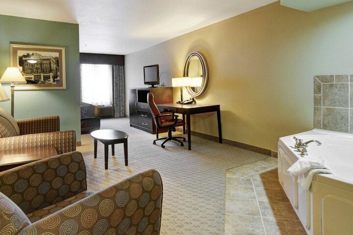 1 King Bed Suite (9 of 13)