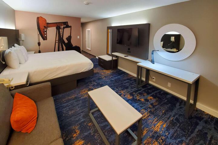 1 King Bed (5 of 10)