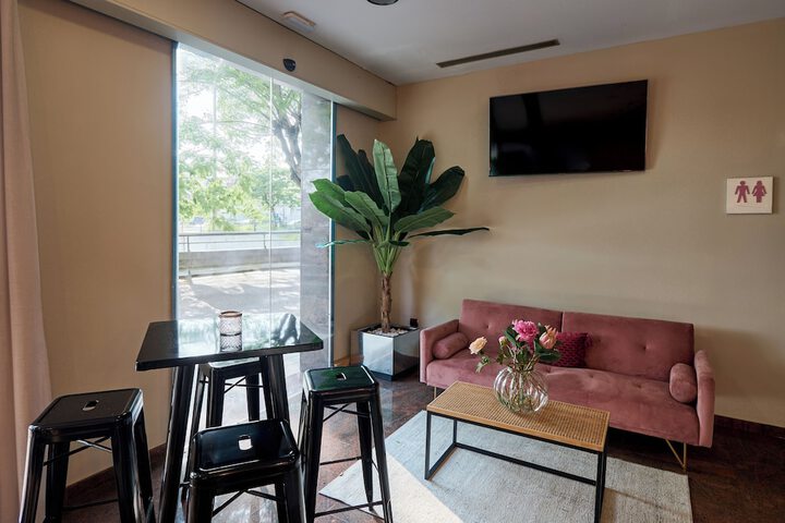 Lounge 169 of 186