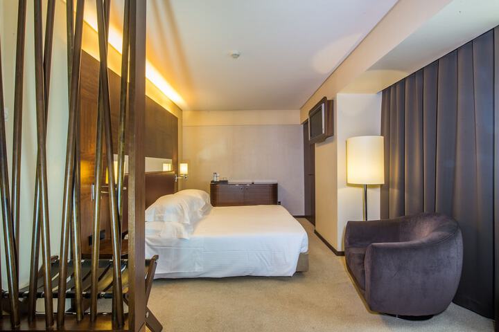 Room 9 of 106