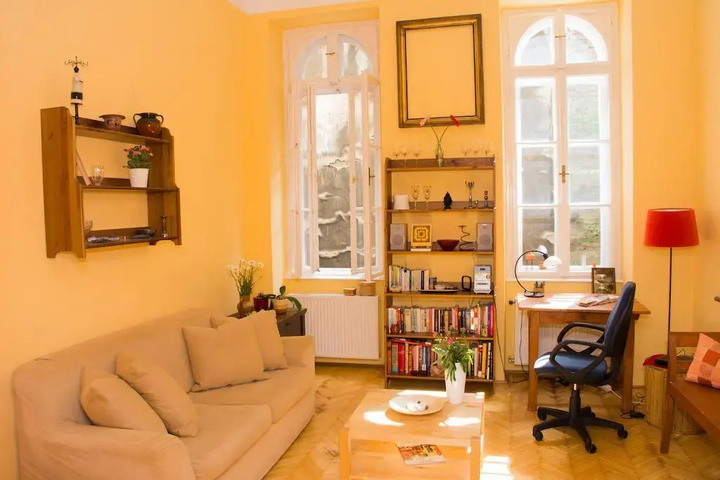Room 4 of 9