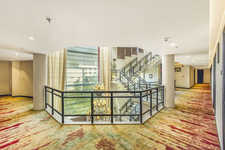 Ballroom/Hall 49 of 74