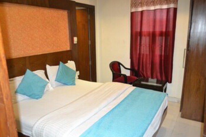 Room 10 of 27
