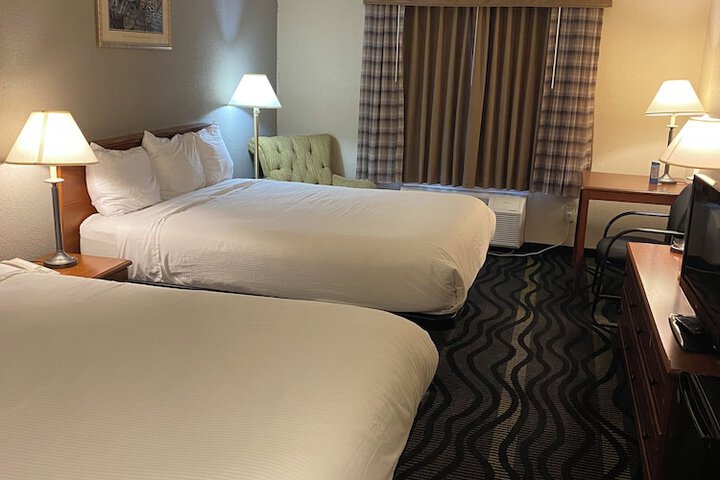 2 Queen Beds (5 of 13)