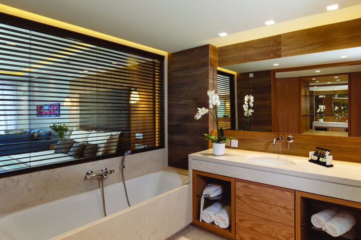 Room 53 of 180