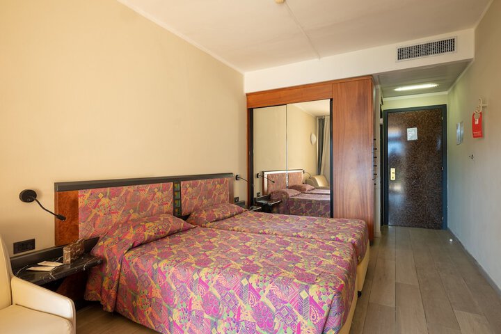 Room 25 of 127