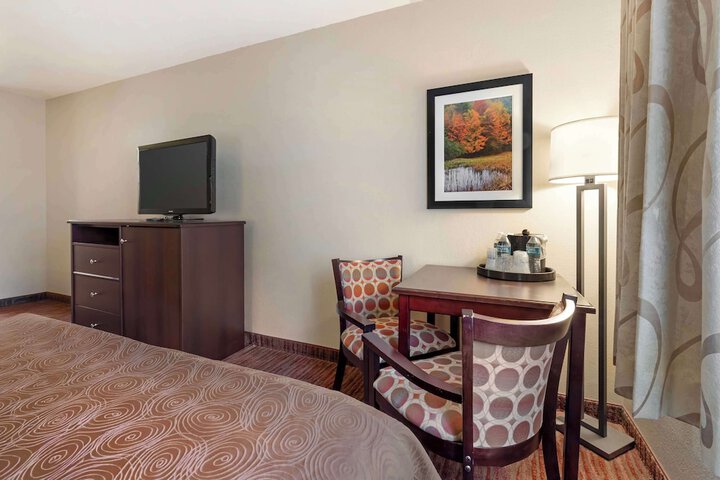 2 Queen Beds High Speed Internet Accessible First Floor Pet Friendly Room Coffee Maker Shower Only Full Breakfast (25 of 27)