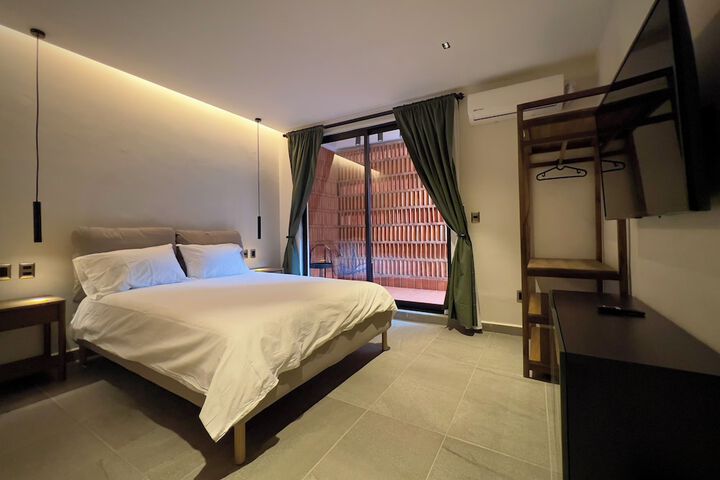 Room 16 of 28