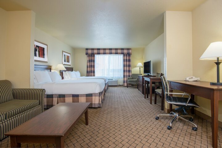 2 Queen Beds (2 of 9)