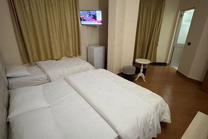Room 13 of 34