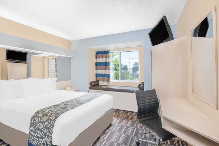 1 Queen Bed Accessible Room (7 of 18)