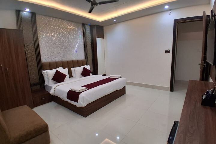Room 10 of 19