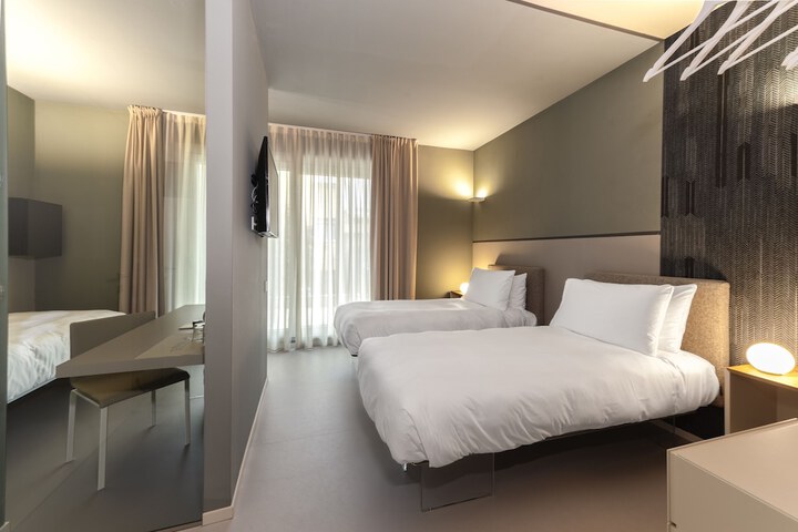 Room 13 of 36