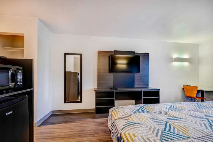 1 King Bed (10 of 13)