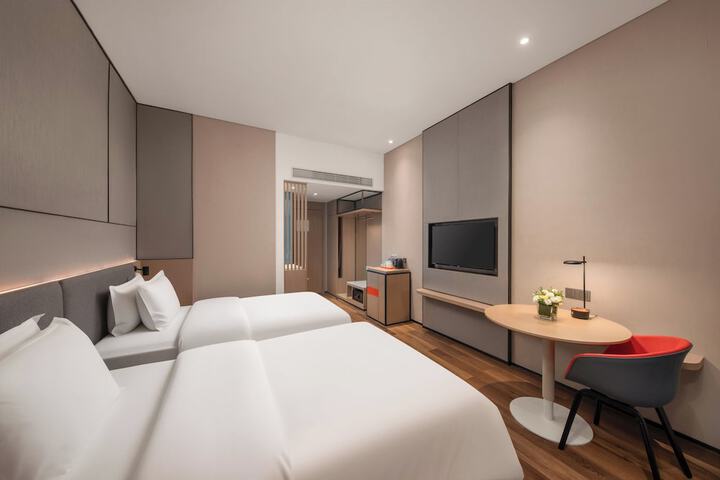 Room 15 of 102