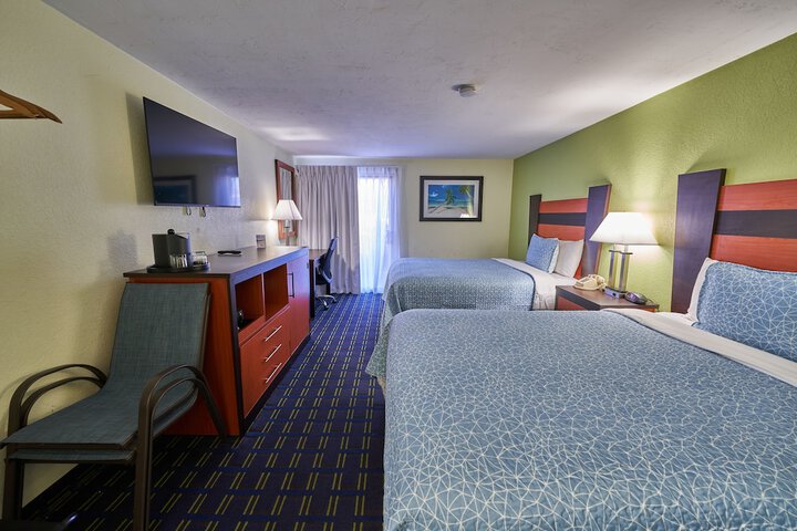 2 Queen Beds (8 of 10)