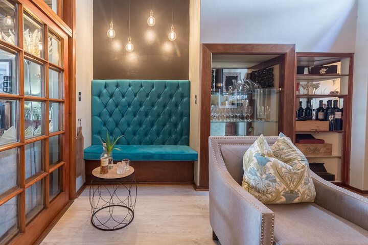 Lounge 19 of 38