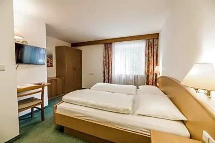 Room 4 of 13
