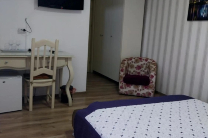 Room 6 of 16