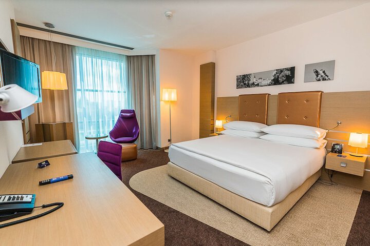 Room 6 of 94