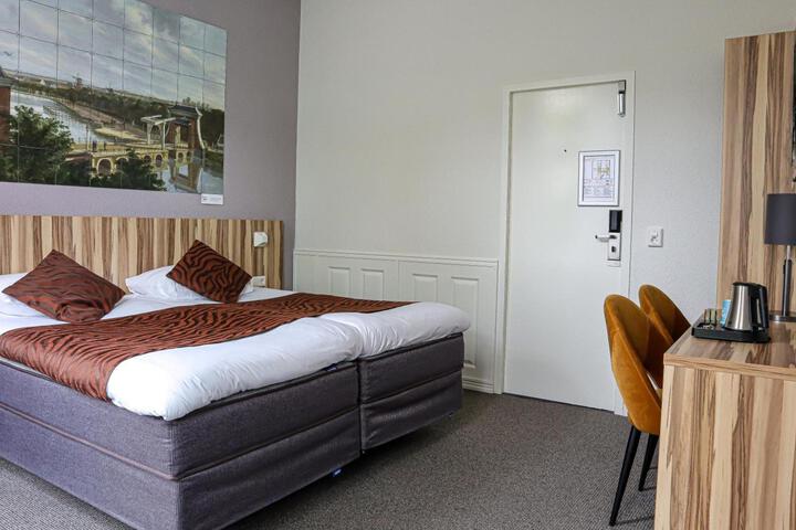 Room 106 of 112