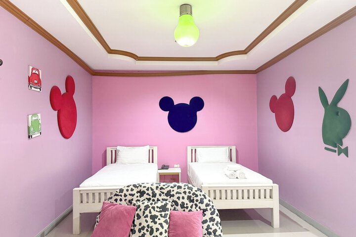 Room 13 of 34