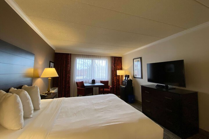 2 Queen Beds Interior Terrace Pool View (4 of 10)
