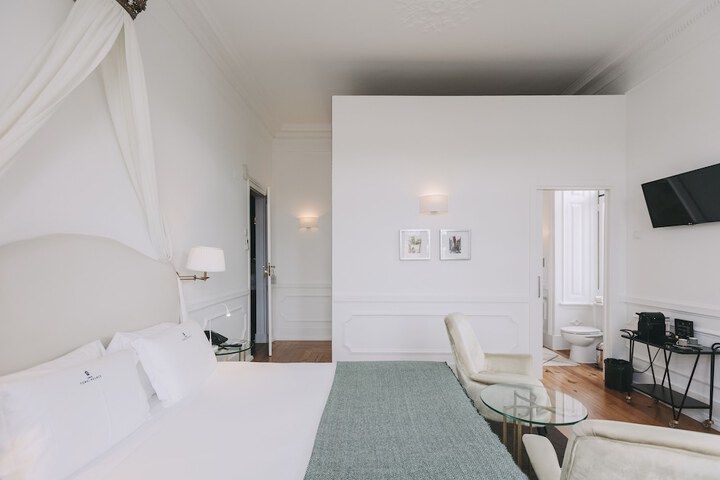 Room 4 of 245