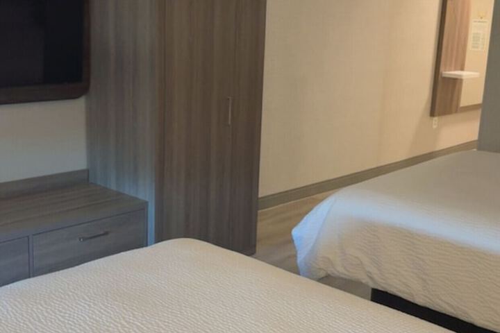 2 Queen Beds (3 of 9)