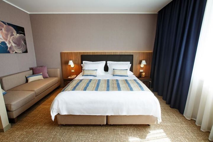 Room 10 of 50