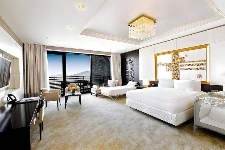 Room 12 of 100
