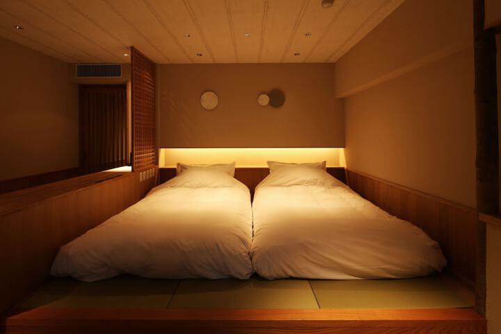 Room 6 of 77