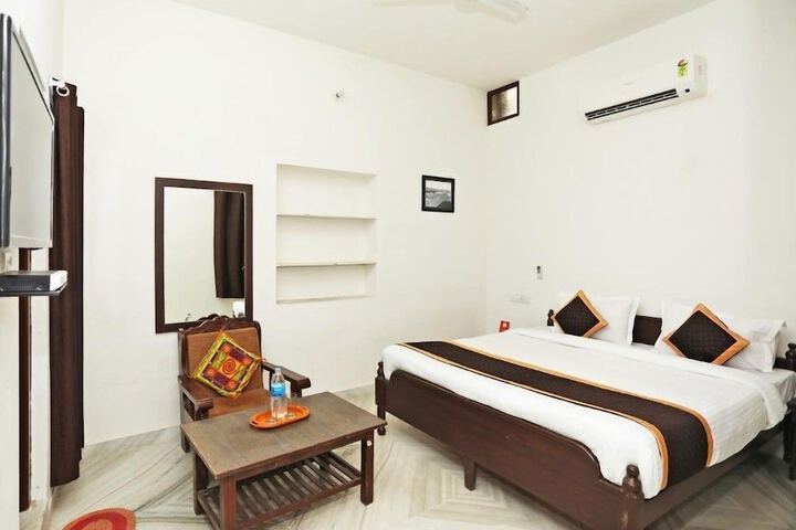 Room 6 of 12