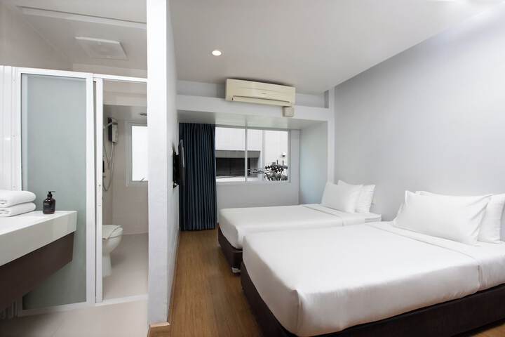 Room 10 of 33