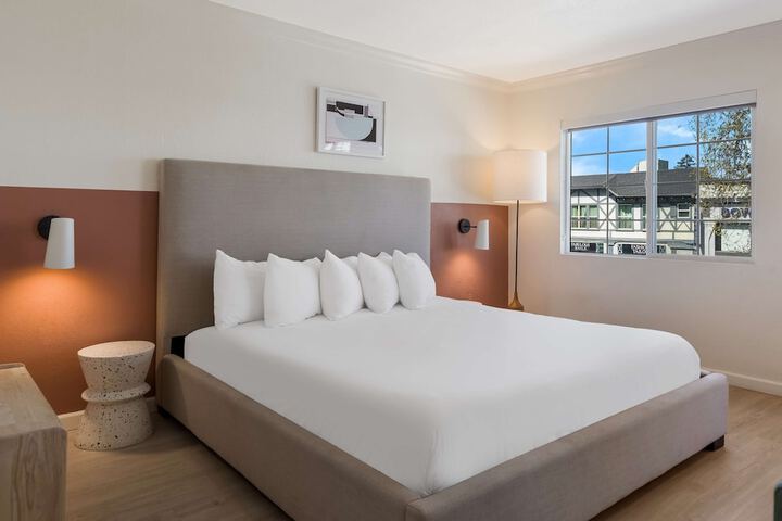 1 King Bed (5 of 8)