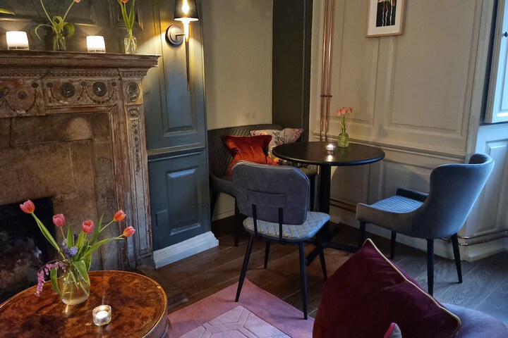 Lounge 51 of 66