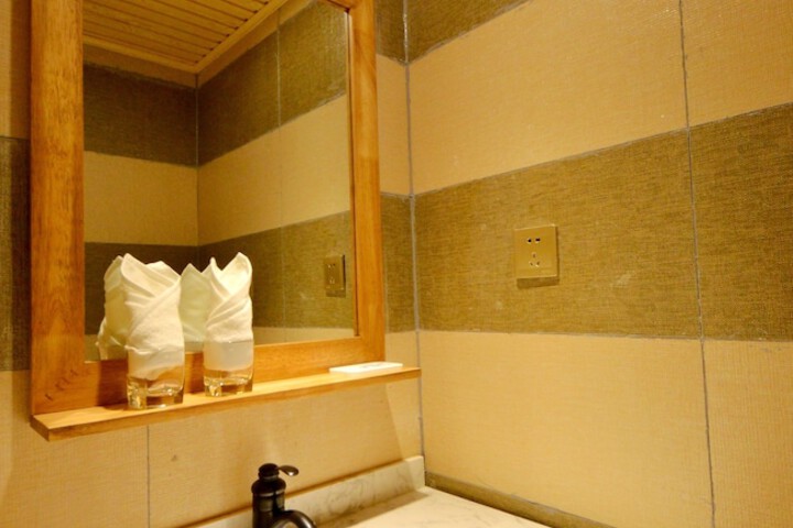 Room 42 of 48