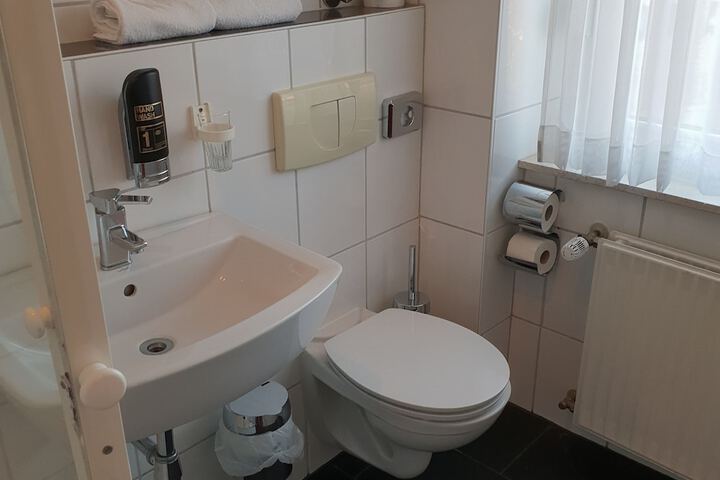 Room 9 of 16