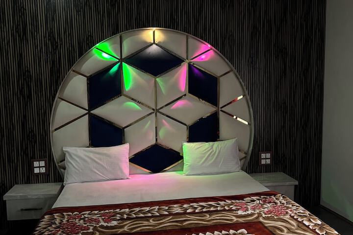 Room 9 of 30