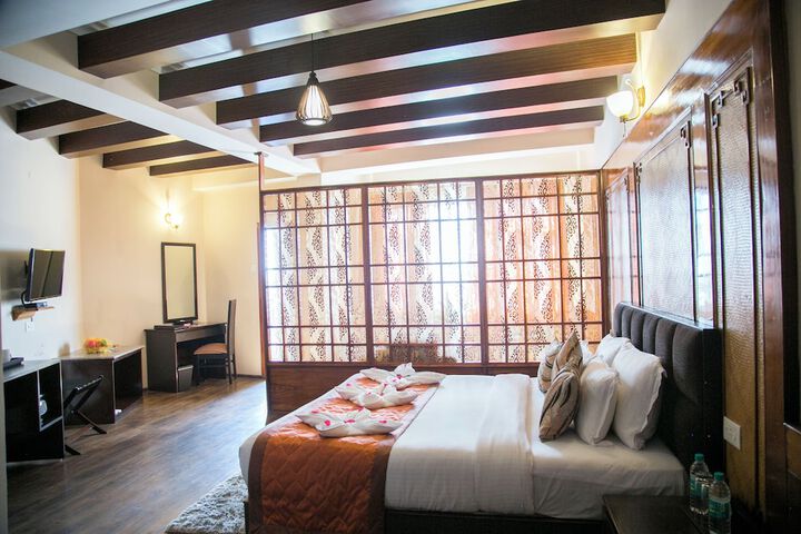 Room 4 of 7