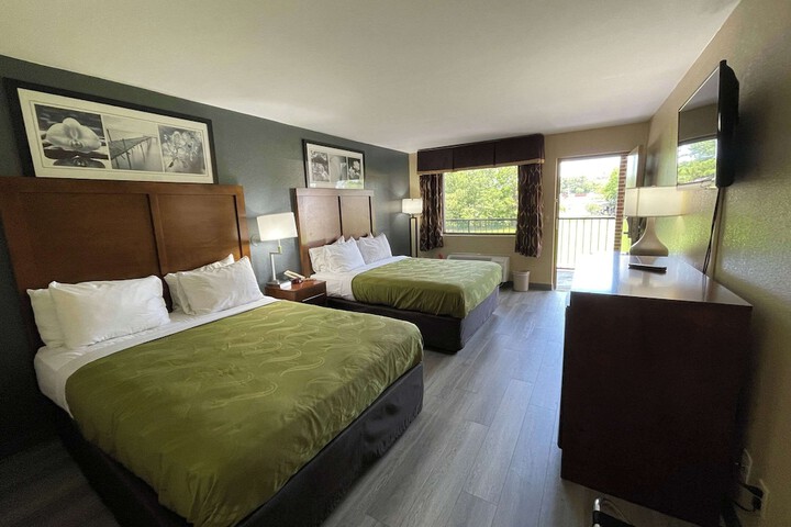 2 Queen Beds (3 of 12)