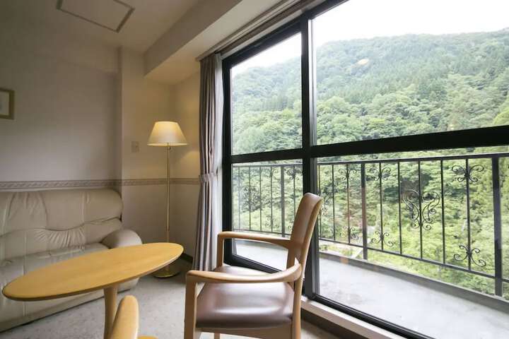 Room 7 of 35
