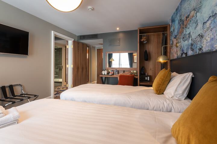 Room 4 of 18