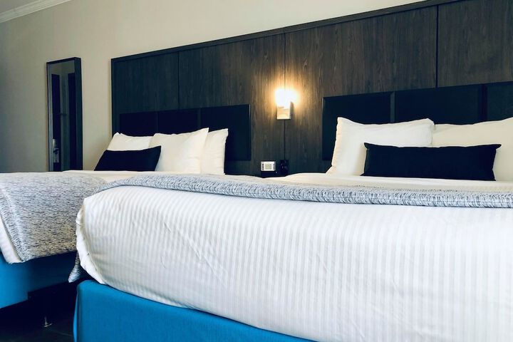 1 Queen Bed Work Desk Refrigerator Wood Floor Shower Only Full Breakfast (11 of 22)