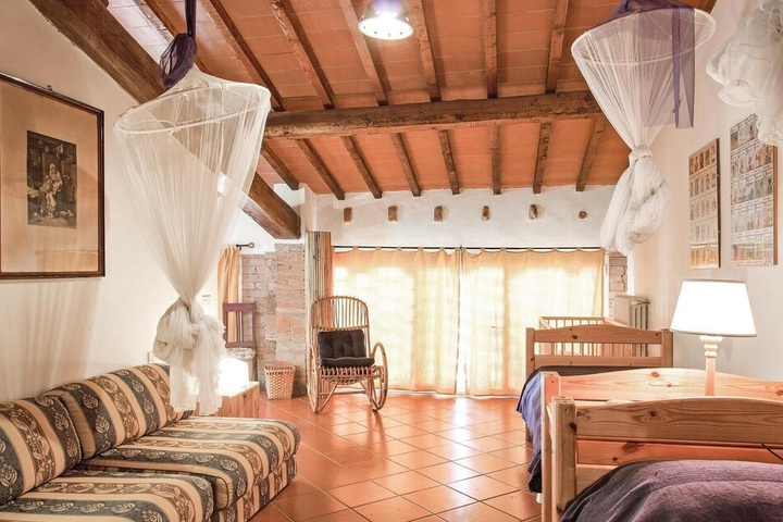 Room 4 of 16