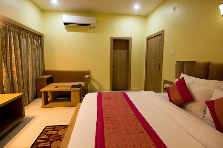 Room 4 of 16