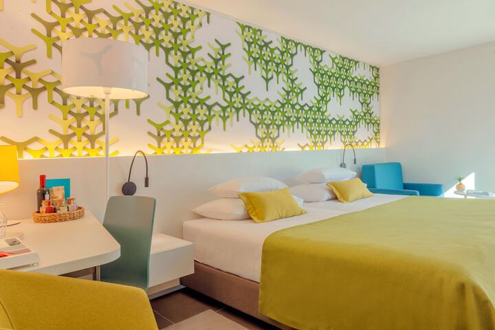 Room 27 of 106