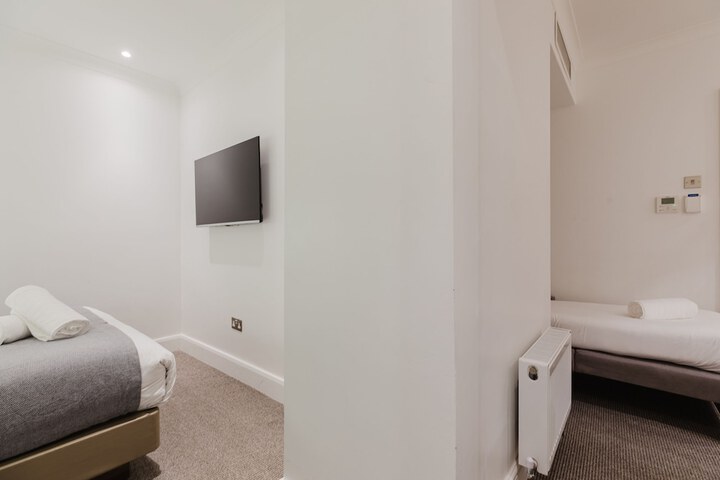 Room 18 of 165