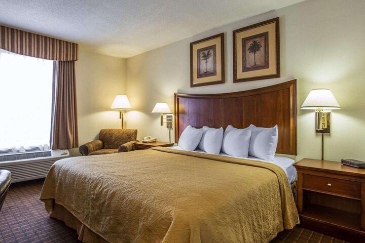 1 King Bed (5 of 17)