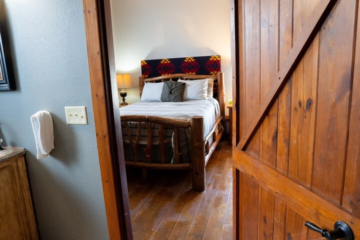 Lodge Premium Cabin Queen Bed (14 of 79)